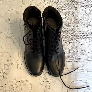 CLARKS- STYLISH BLACK LEATHER BOOTS